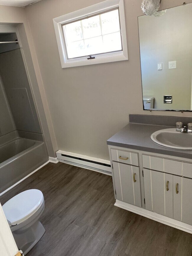 Building Photo - 3 BR, 1 BA House