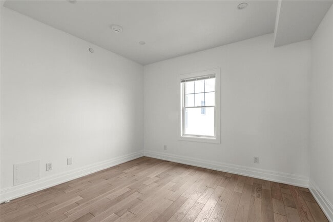 Building Photo - 22 Sagamore Hill Dr