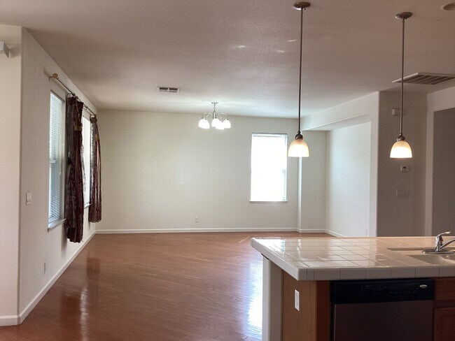 Building Photo - 5162 W Home Ave