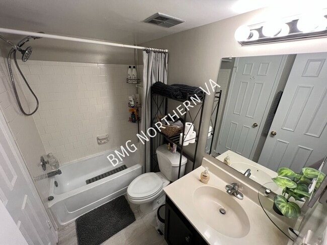Building Photo - 7729 Inversham Dr