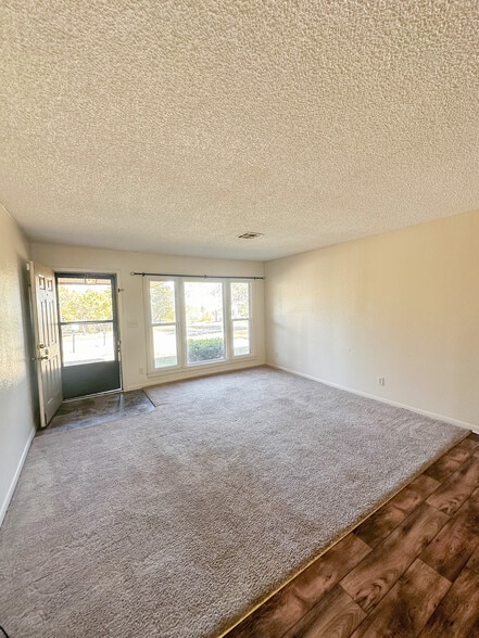 Building Photo - 924 NW Runyon Rd