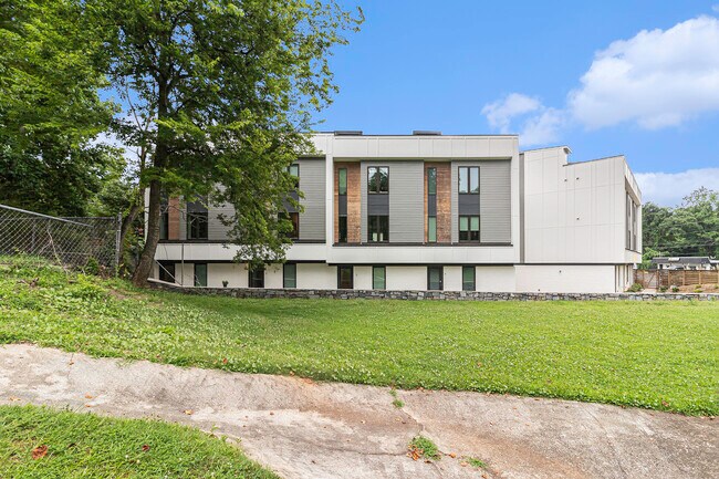 Building Photo - 2424 Memorial Dr SE