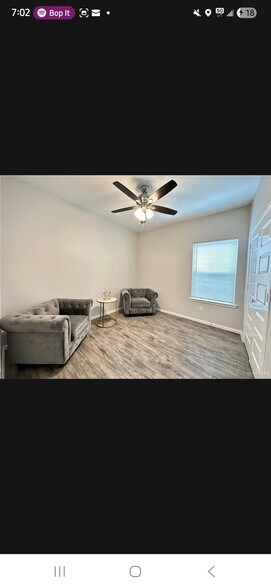 Building Photo - 425 E Acacia Ave