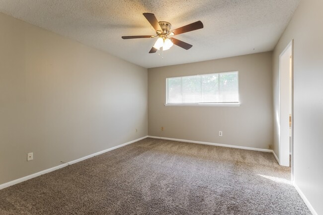 Building Photo - 222 Magic Oaks Dr