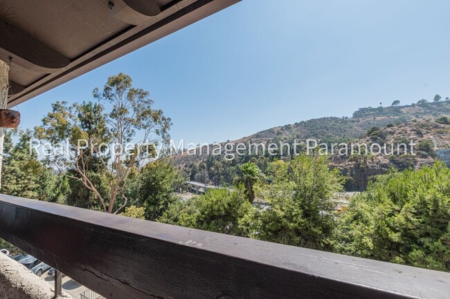 Building Photo - Don't miss out! 2 Bed 2 bath ready to go!