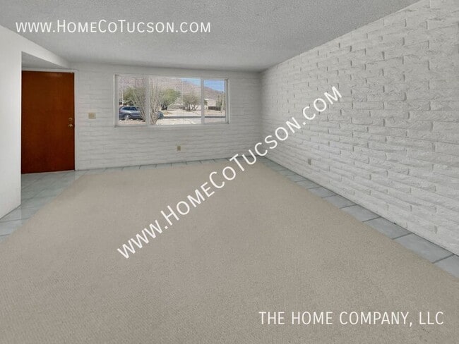 Building Photo - 8905 N Hickory Dr