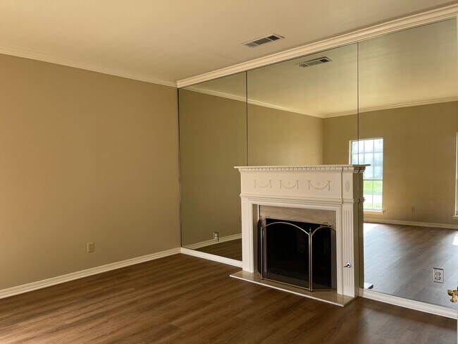 Building Photo - 500 S Dresden Ct