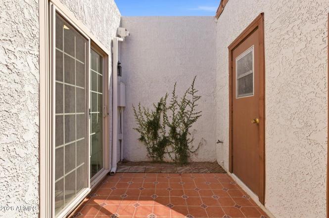 Courtyard to kitchen and laundry - 5142 E Edgemont Ave