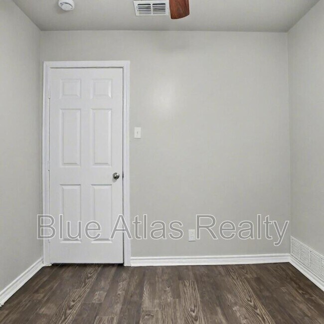 Building Photo - 1613 Continental Dr