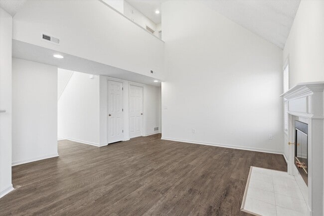 Building Photo - 417 N Village Cir