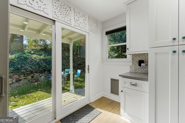 Building Photo - 302 Hascall Rd NW