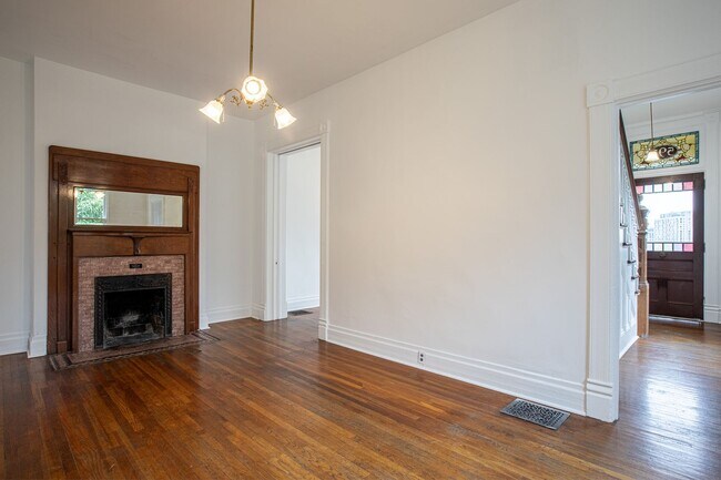 Building Photo - 1940-1946-1946 SW Market St Dr