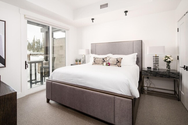 Building Photo - 5 Wildwood Rd W