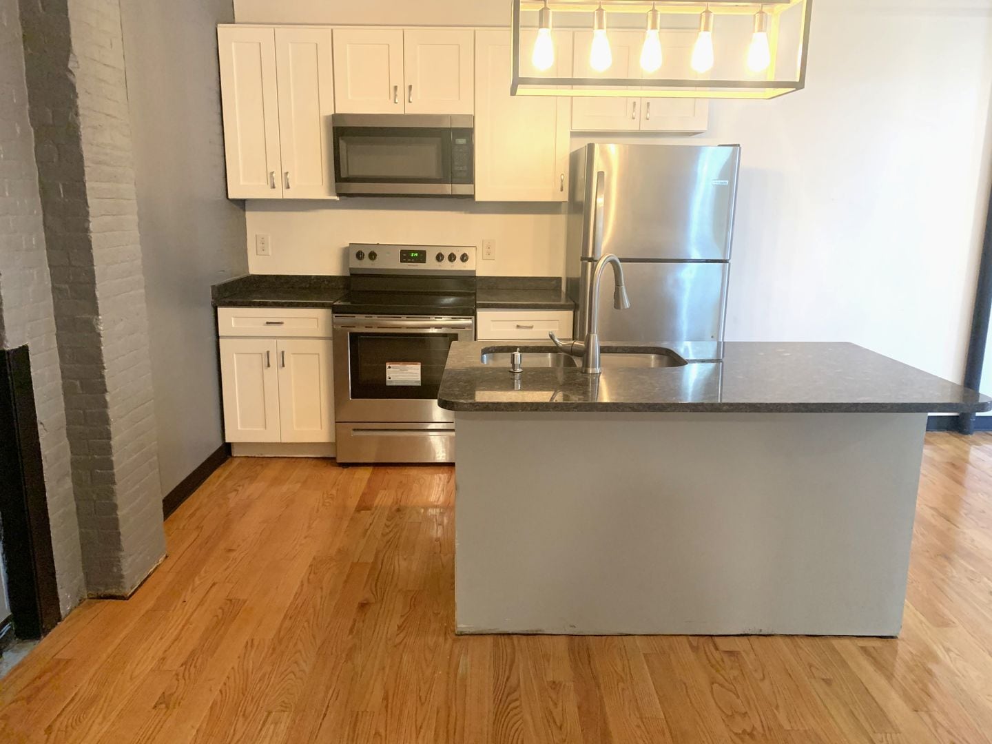 Building Photo - 548 Roosevelt Ave