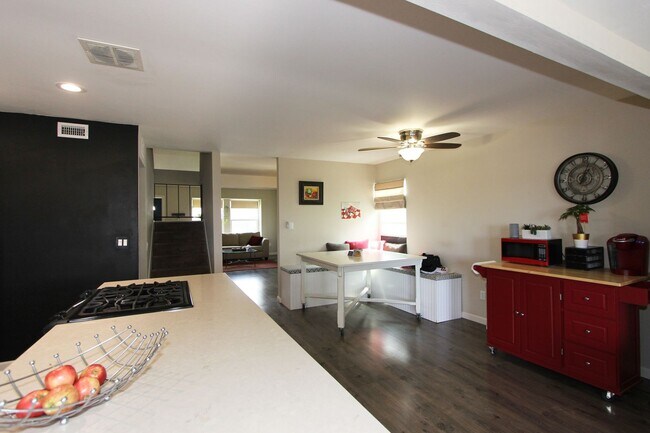 Building Photo - 4 Bedroom 2 Bathroom Home  - Move in special