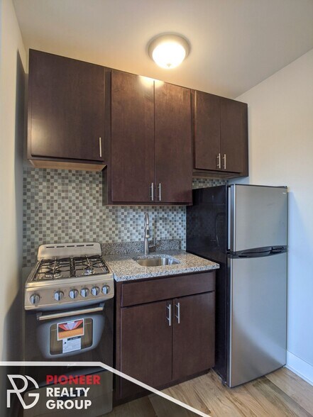 Building Photo - 4542 N Damen Ave