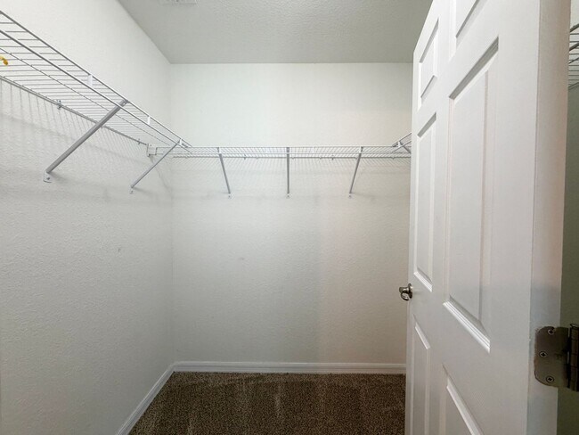 Building Photo - Desirable SE Neighborhood - 3/2/2 Silver Spring Shores **Available NOW**