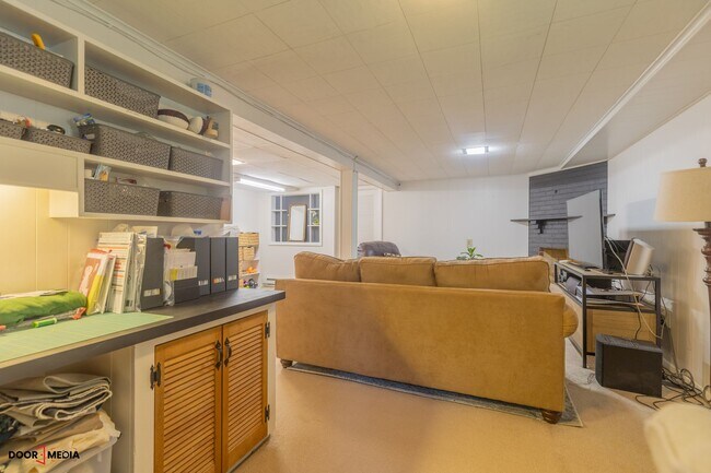 Building Photo - Short Term Furnished Rental -3 Bedroom Spl...