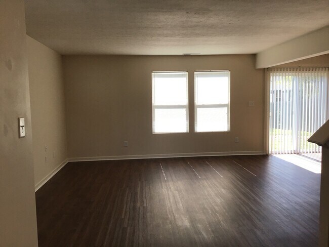 Building Photo - 4 bed 2.5 in Greenwood with HUGE fenced in...