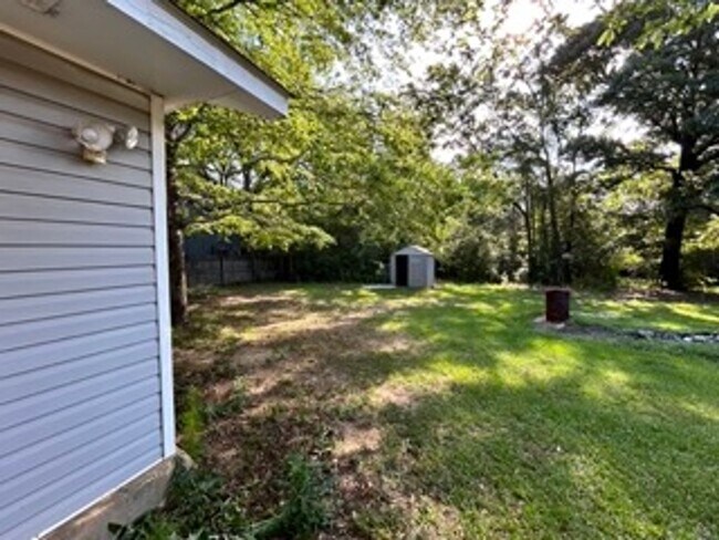 Building Photo - Country living