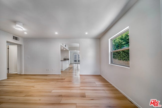 Building Photo - 726 W 37th St