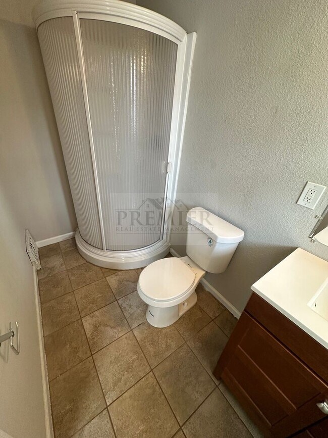 Building Photo - 307 SW 15 St, Blue Springs MO 64014/ 2 bed...