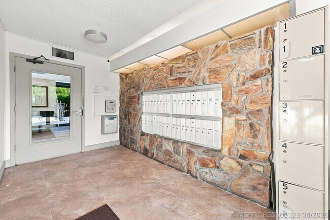 Building Photo - 1601 S Flagler Dr