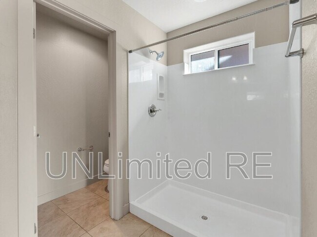Building Photo - 2539 W Josselyn Dr