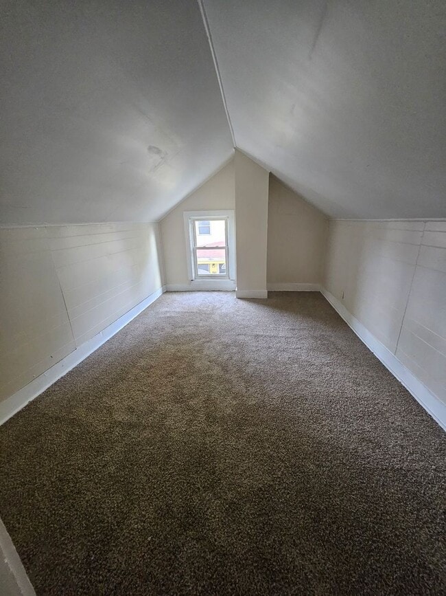 Building Photo - 4 bedroom townhouse style unit on west side