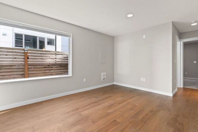 Building Photo - Trendy West Seattle Townhome w/Air Conditioning and Rooftop Deck