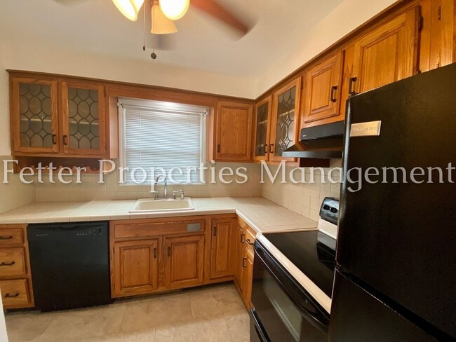 Building Photo - Townhouse Condo w/Pool Access!