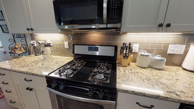 Building Photo - Beautiful sunny home