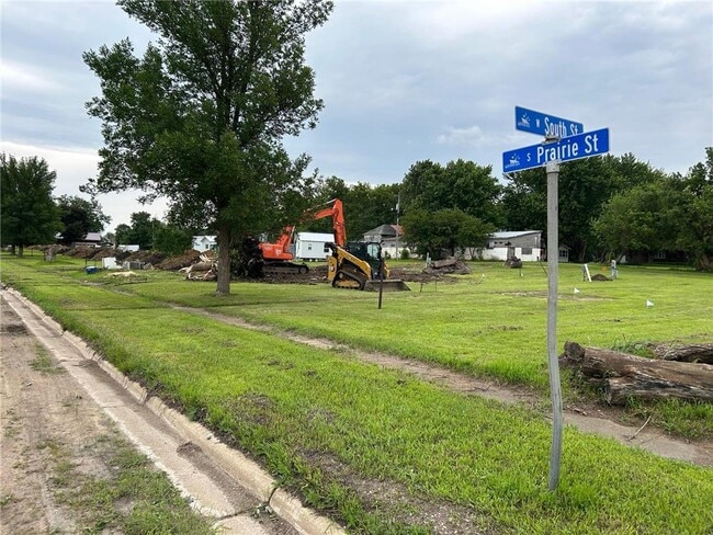 Building Photo - 301 S Prairie St