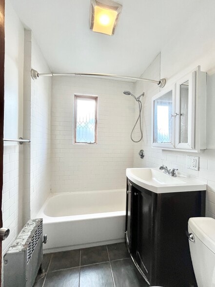 Building Photo - 65 Saxton St
