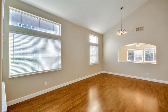 Building Photo - OPEN & SPACIOUS, 4 BEDROOM, 3 BATH 2 STORY...