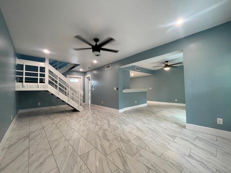 Building Photo - 330 Sunshine Dr