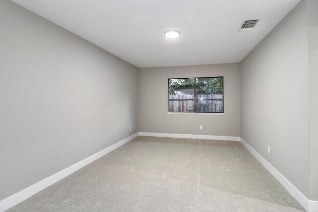 Building Photo - Fall Rental Available 9/1 – Stylish, Upgraded Duplex Near Covell Park