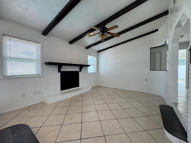 Building Photo - 3/2 Pool Home in Deltona Lakes