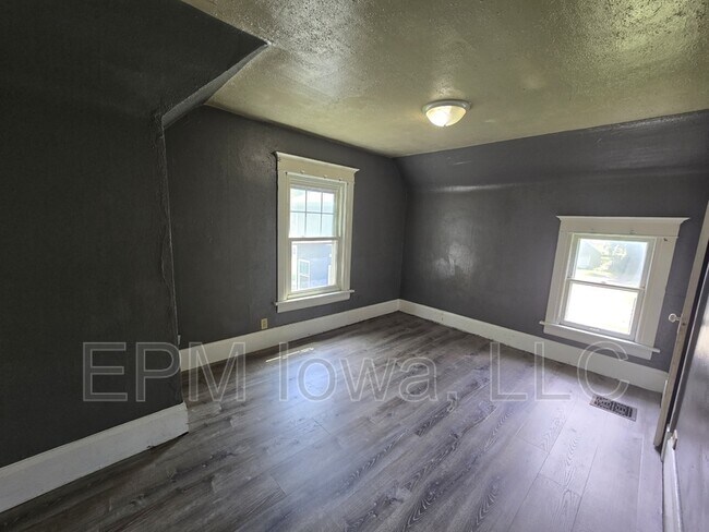 Building Photo - 402 Sunnyside Ave