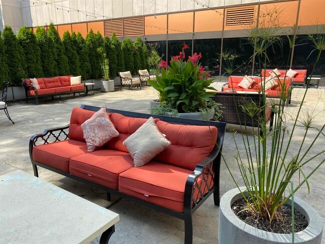 Building Photo - 875 Elm St