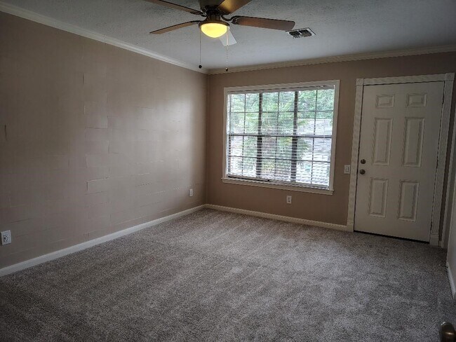 Building Photo - 2823 Whitman Dr