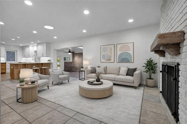 Building Photo - 307 W 4th Ave