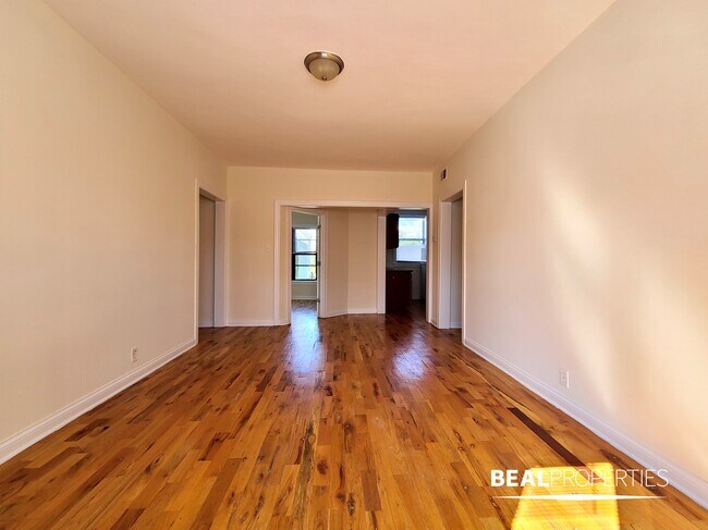 Building Photo - 831 W Waveland Ave