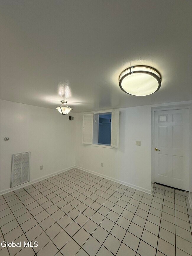 Building Photo - 31 Elm St