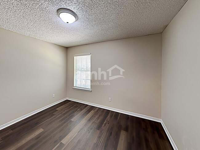 Building Photo - 6253 Ironside Dr N