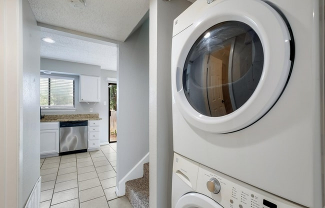 Building Photo - 5806 Rue Royale