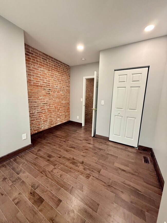 Building Photo - 3 Bed 1.5  Bath