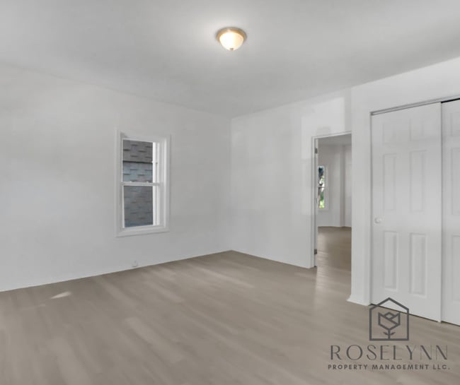 Building Photo - 270 Walnut St