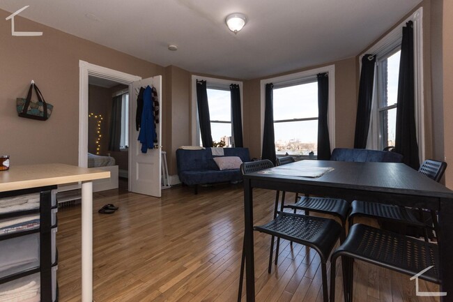 Building Photo - 2 Bedroom