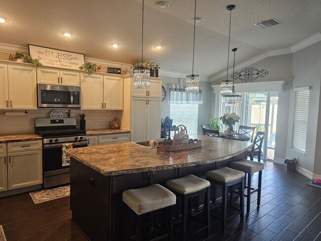 Building Photo - 5849 Seymour Ave